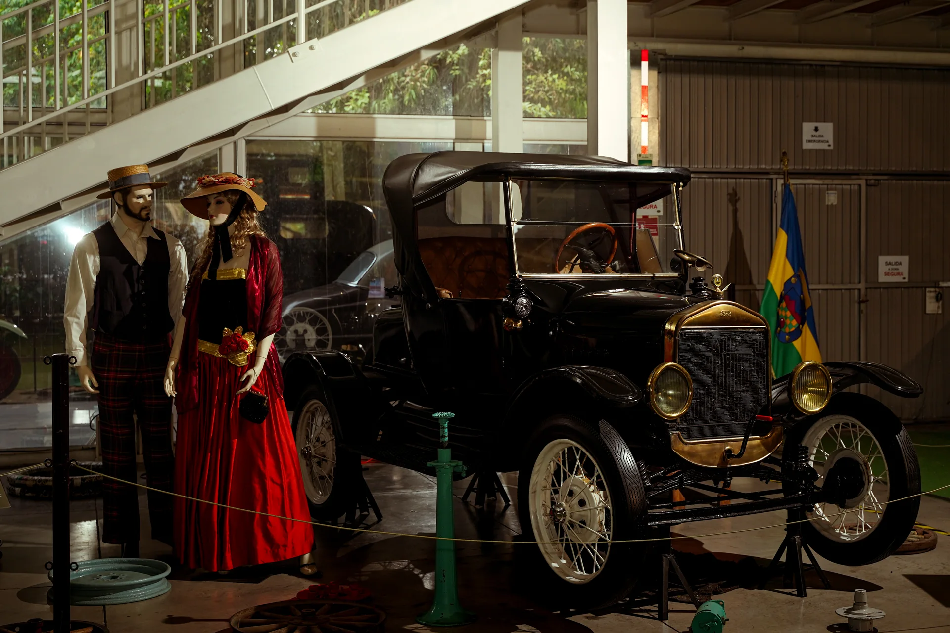 Ford Model T con maniquíes de época en el Salón Principal